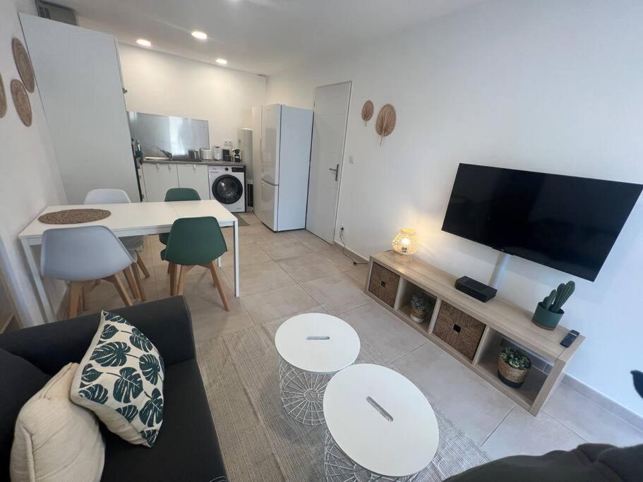 Appartement La Glycine - Parking Gratuit - Ac Clim - Cour Prive - à Villeneuve-lès-Avignon Extérieur photo