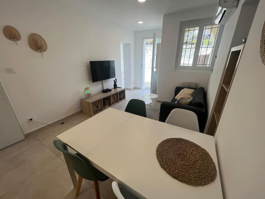 Appartement La Glycine - Parking Gratuit - Ac Clim - Cour Prive - à Villeneuve-lès-Avignon Extérieur photo